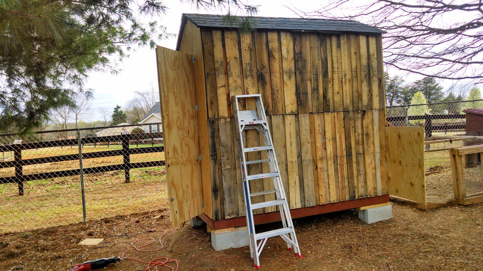 25 Free Pallet Chicken Coop Plans (Step by Step Guide)