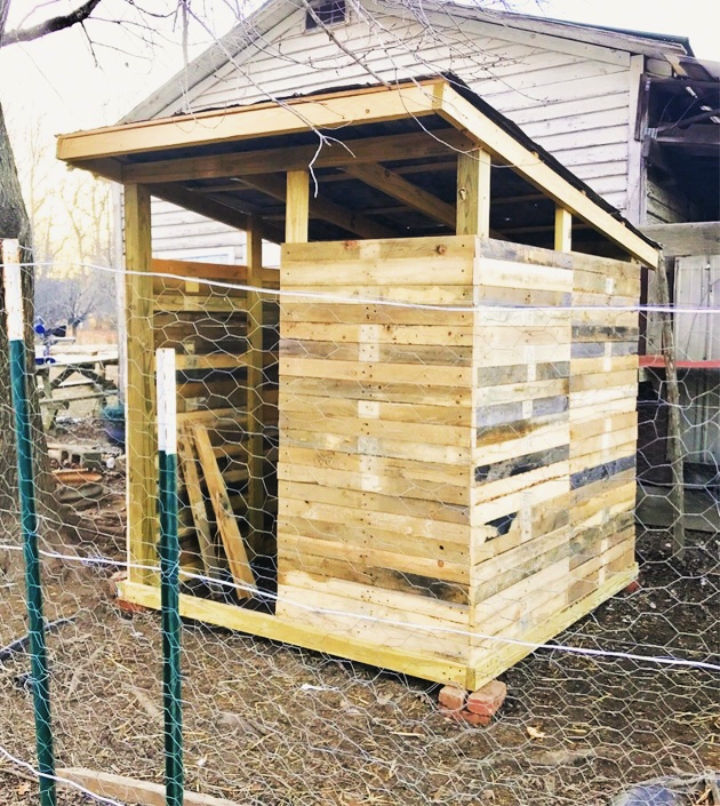 25 Free Pallet Chicken Coop Plans (Step by Step Guide)