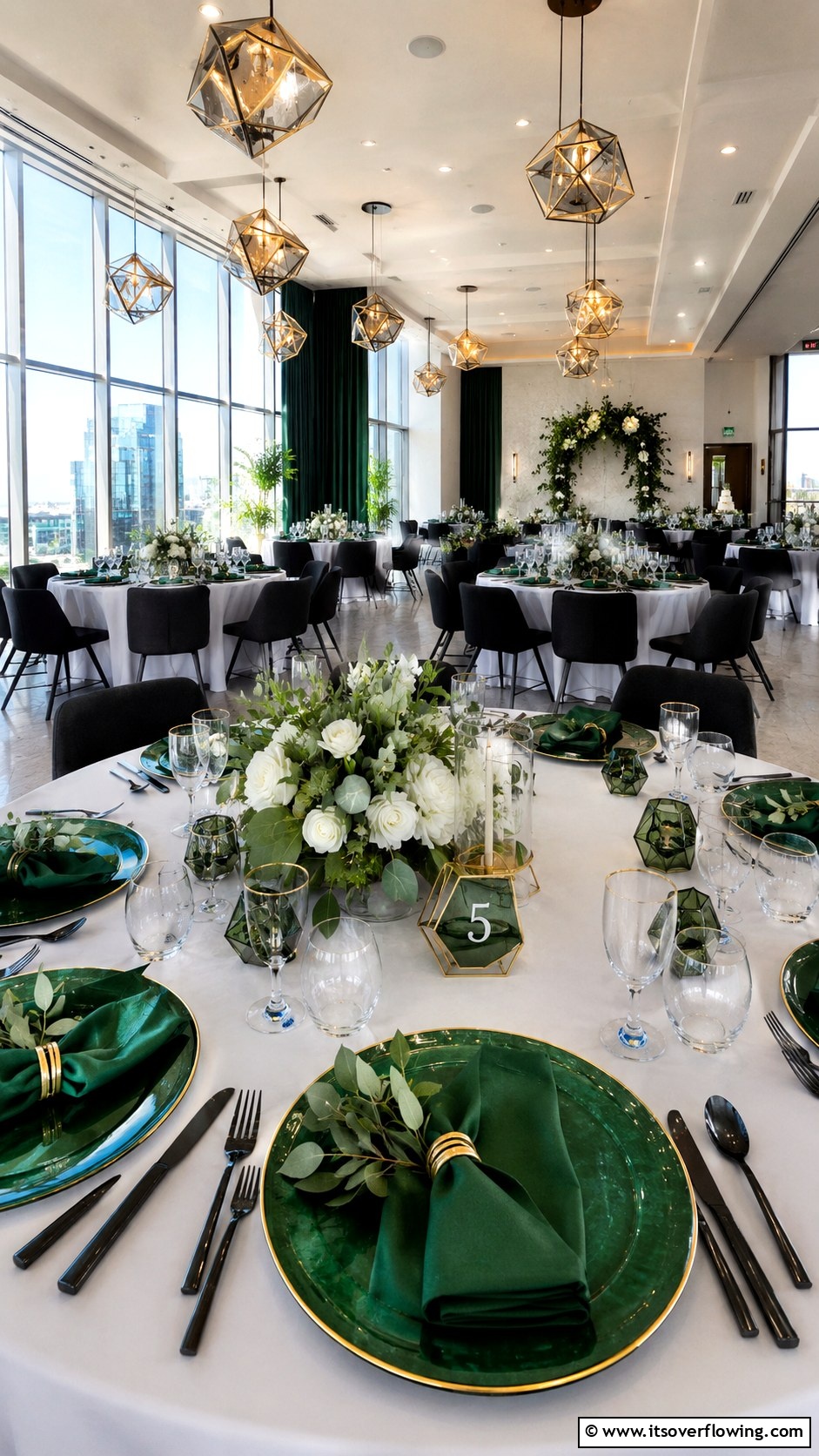 30 Emerald Green Wedding Ideas for Luxurious Celebrations